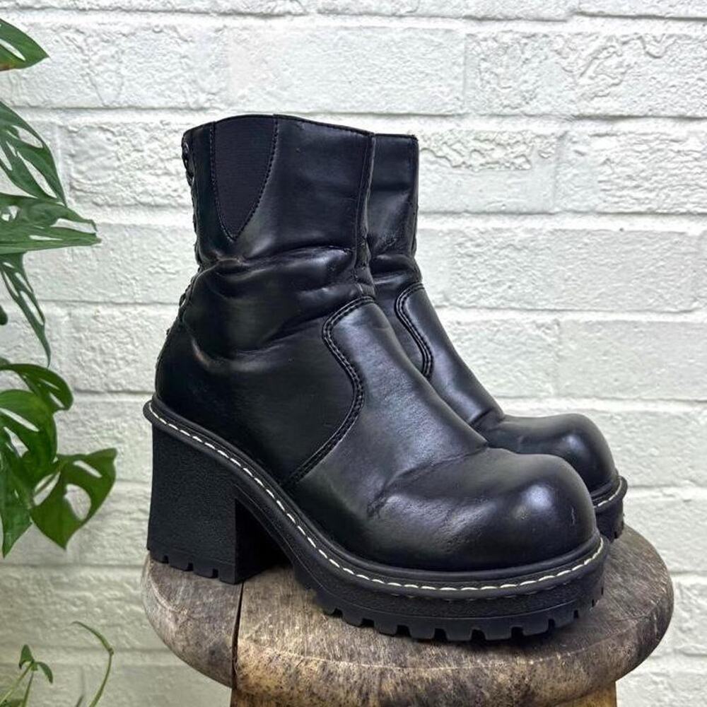 Insane Vintage 2000’s No Boundaries Platform Boots